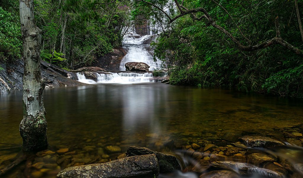 Explore as cachoeiras e tradições de Divino de São Lourenço